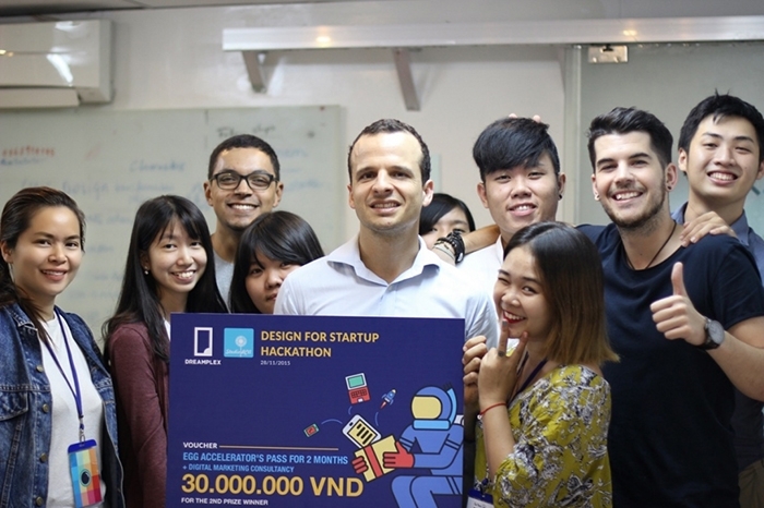 Memeapp team bên cạnh giải thưởng cho một cuộc thi về Start-up
