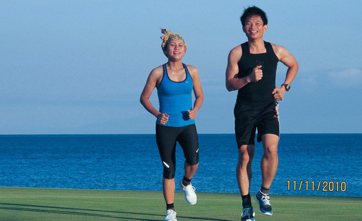Anh Long và vợ cùng chạy bộ trên bãi biển Hawai