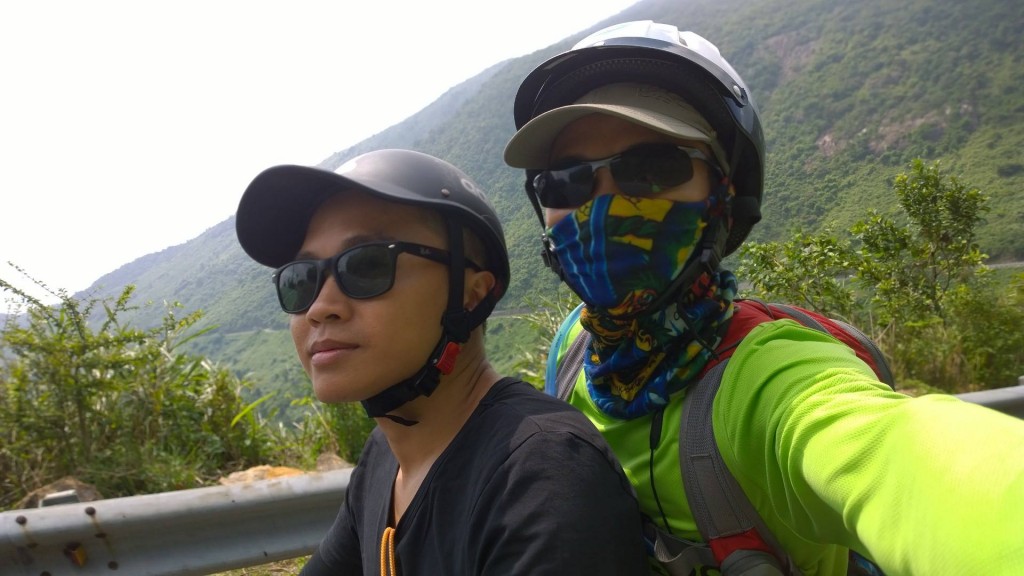Đi xe máy từ Đà Nẵng qua Đèo Hải Vân để sang Lăng Cô thi đấu