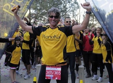 Engels vui mừng khi cán đích tại Barcelona, Tây Ban Nha. Lập kỷ lục chạy marathon trong 365 ngày